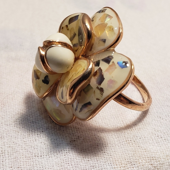 Beautiful enamel floral ring with gold trim and rose gold tone underneath - Picture 4 of 8